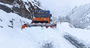 Beytüşşebap'ta kar kalınlığı 1 metreyi geçti, 20 köy yolu ulaşıma kapandı