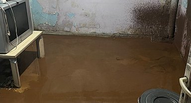 Beytüşşebap'ta sağanak yağış nedeniyle öğretmen lojmanı çamur içinde kaldı