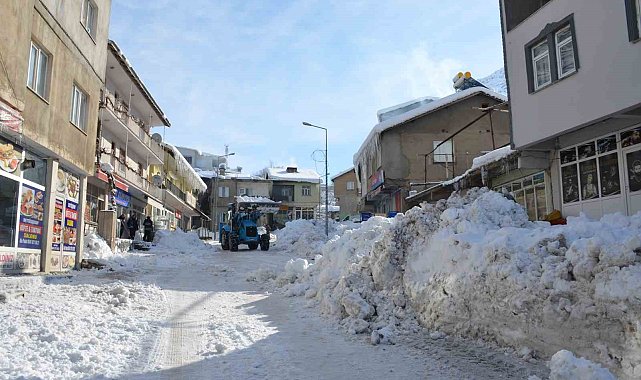 Beytüşşebap'ta vatandaşlar damları, belediye cadde ve sokakları temizliyor