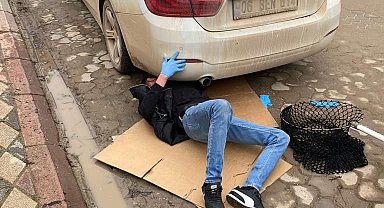 Bilecik'te park halindeki otomobilin altında sıkışan kedi kurtarıldı