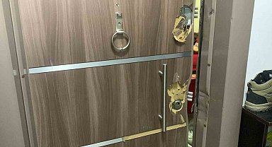 Bileğini kesip fotoğrafını yolladı, dairenin kapısı kırılarak kurtarıldı