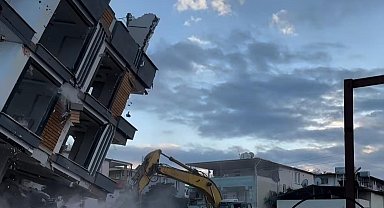 Bina çökünce operatör kaçarak canını kurtardı, korku dolu anlar kamerada