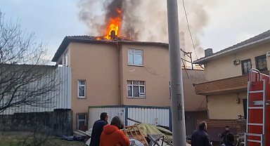 Binanın çatı katı alev alev yandı