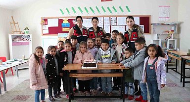 Bingöl'de jandarmadan öğrencilere karne hediyesi