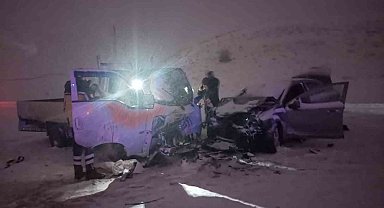 Bingöl'de kamyonet ile otomobil çarpıştı: 1 ölü, 6 yaralı