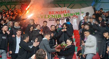 Binlerce kişinin içinde evlilik teklifi yaptı