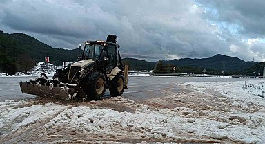 Bir anda etkili olan dolu yağışı karayolunu trafiğe kapattı
