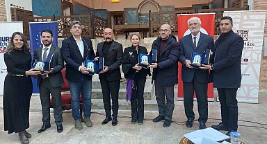 Bir koleksiyoner bin hikaye