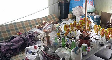 Biriktirdiği eşyalarla evi çöp eve döndü: Görenleri hayrete düşürdü