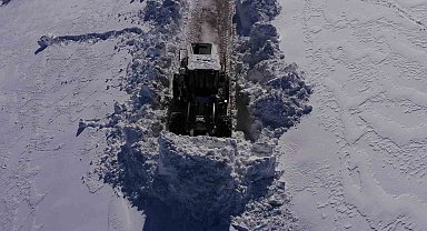 Bitlis'te 4 metreyi bulan karda yol açma çalışması
