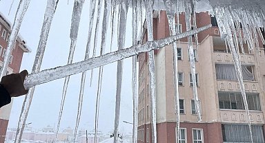 Bitlis'te çatılardaki buz sarkıtlarının boyu 2 metreyi buldu