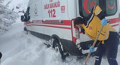 Bitlis'te hasta almaya giden ambulans yolda mahsur kaldı