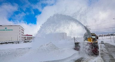 Bitlis'te kapalı köy yolları tek tek açılıyor