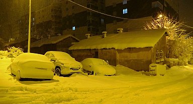 Bitlis'te kar yağışı etkisini arttırdı