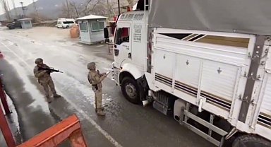 Bitlis'te tır dorsesinde 76 göçmen yakalandı