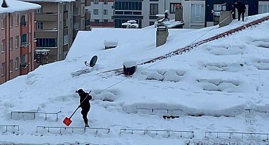 Bitlis'te yürekleri ağızlara getiren çatı temizliği