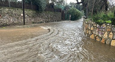 Bodrum'da belediye ekipleri sağanak yağışta sahada çalıştı