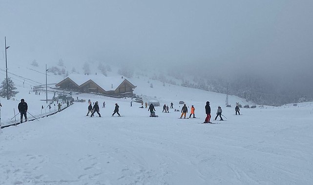 Bolu'nun yükseklerinde kar yağışı: Kartalkaya'da kar kalınlığı 1 metreye ulaştı