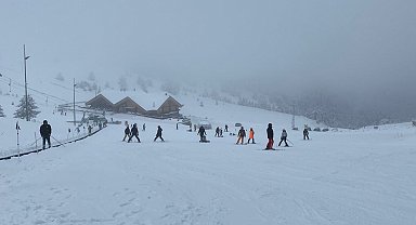 Bolu'nun yükseklerinde kar yağışı: Kartalkaya'da kar kalınlığı 1 metreye ulaştı
