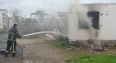 Boş gecekondudaki yangın mahalleliyi tedirgin etti