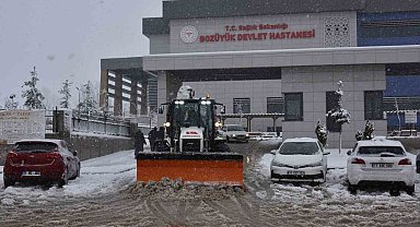 Bozüyük'te kar küreme, tuzlama ve kaldırım temizleme çalışmaları devam ediyor