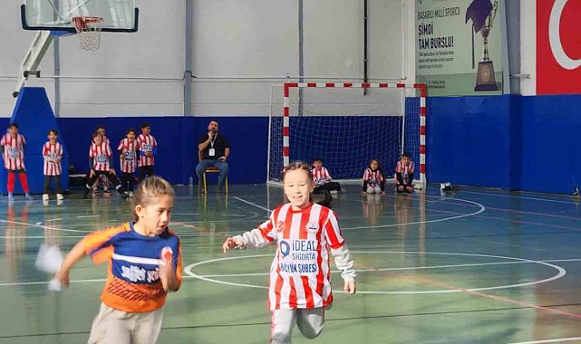 Bozüyük'te yapılan geleneksel çocuk oyunları heyecanlı yarışmalara sahne oldu