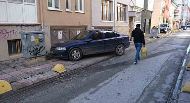 Bu mahallede kaldırımlar yürümek için değil araç park etmek için kullanılıyor
