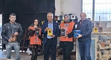 Bu soğuk günlerde yuvasız kuşları unutmadı