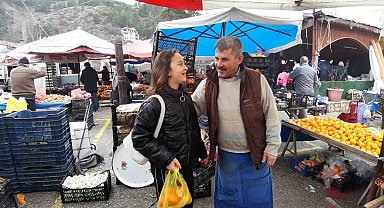Bu tezgahta takdir belgesi getirene vitamin bedava
