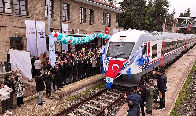 Burdur 15 yıl sonra yolcu trenine Güller Ekspres ile kavuştu