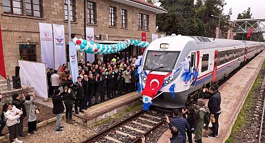 Burdur 15 yıl sonra yolcu trenine Güller Ekspres ile kavuştu