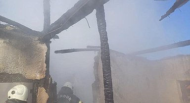 Burdur'da iki katlı evde çıkan yangında kül oldu