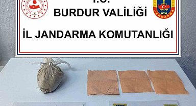 Burdur'da jandarma ekiplerinin kaçakçılık ve uyuşturucu operasyonlarında yakalanan 3 şahıs tutuklandı