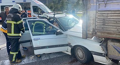 Burdur'da kırmızı ışıkta duran kamyonete otomobil çarptı: 4 yaralı