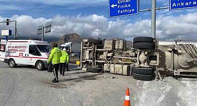 Burdur'da kontrolden çıkan tır devrildi: 1 yaralı