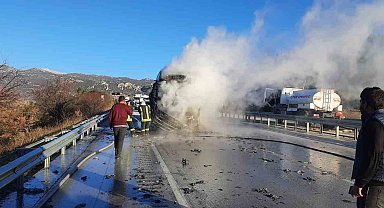 Burdur'da seyir halindeki tır yanarak kullanılamaz hale geldi