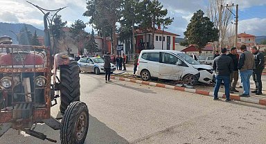 Burdur'da traktör ile hafif ticari araç çarpıştı: 1 yaralı
