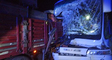 Burdur'da yolcu otobüsü kamyon ile çarpıştı: 2 yaralı