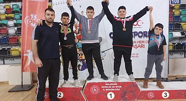 Burhaniyeli Güreşçiler madalyalarla döndü