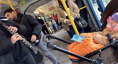 Bursa Metrosu'nda ağlayan bebeği klarnet ile uyuttular