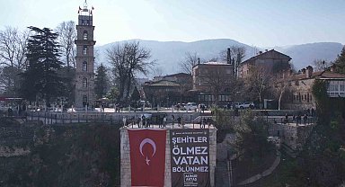 Bursa'da başını kaldıran o yazıyı okudu: "Şehitler ölmez vatan bölünmez"