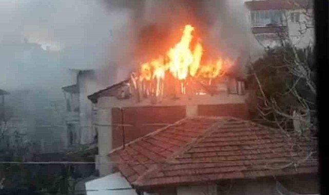 Bursa'da çatı alev alev yandı, o anlar kamerada