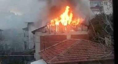 Bursa'da çatı alev alev yandı, o anlar kamerada