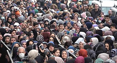 Bursa'da ucuz tencere, tabak çılgınlığı...Birbirlerini ezip, çocuklarını kaybettiler