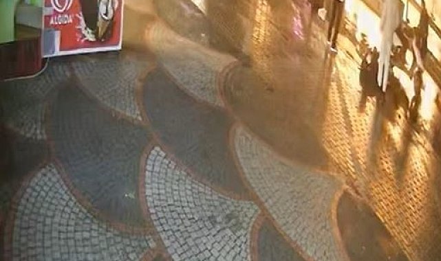 Büyükçekmece'de yaya geçidinde kadına önce motosiklet ardından araba vurdu