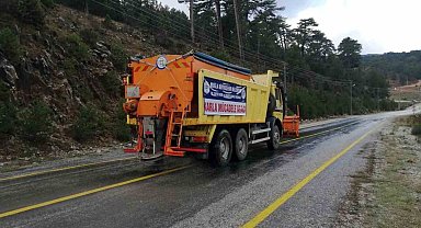 Büyükşehir ekipleri buzlanmaya karşı tuzlama çalışması yaptı