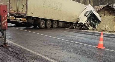 Buzlu yolda kayan tır eve çarptı