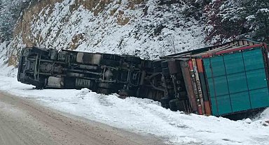 Buzlu yolda kontrolden çıkan kamyon devrildi: 1 yaralı