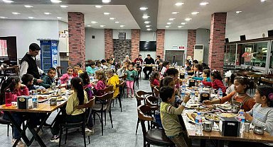 Çadırda kalan çocuklara kebap ikram edildi