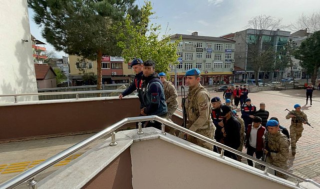 Camı kırıp eve girdi, eşinin sevgilisini defalarca bıçakladı